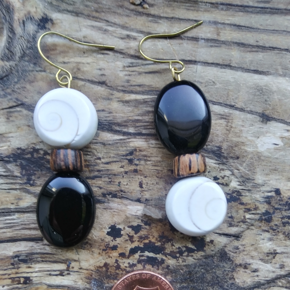 Topsy Turvy Earrings in Onyx and Opercule - Picture 4 of 4